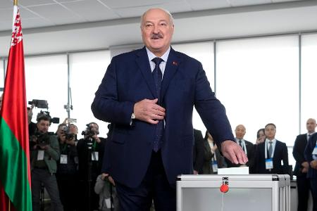 In Belarus richtet sich Machthaber Alexander Lukaschenko nach mehr als 30 Jahren an der Macht bei der siebten Präsidentenwahl auf weitere fünf Jahre im Amt ein.