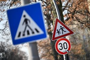 Die Gewerkschaft der Polizei fordert eine Regelgeschwindigkeit von 30 km/h innerorts. (Archivbild)