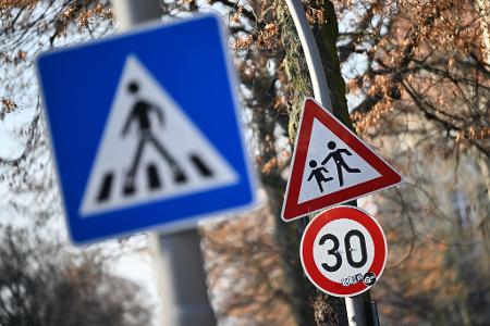 Die Gewerkschaft der Polizei fordert eine Regelgeschwindigkeit von 30 km/h innerorts. (Archivbild)