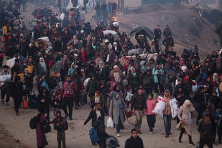 Die ersten Vertriebenen machen sich auf den Weg in den Norden Gazas. 