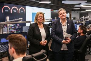Wer Einrichtungen betreibt, die zur sogenannten kritischen Infrastruktur gehören, muss Cybersicherheitsvorfälle an das Bundesamt für Sicherheit in der Informationstechnik (BSI) melden. Präsidentin der Bonner Behörde ist Claudia Plattner. Im Februar 2024 hatte Bundesinnenministerin Nancy Faeser (l) das BSI besucht. 