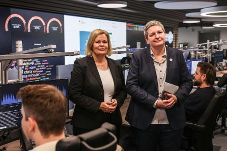 Wer Einrichtungen betreibt, die zur sogenannten kritischen Infrastruktur gehören, muss Cybersicherheitsvorfälle an das Bundesamt für Sicherheit in der Informationstechnik (BSI) melden. Präsidentin der Bonner Behörde ist Claudia Plattner. Im Februar 2024 hatte Bundesinnenministerin Nancy Faeser (l) das BSI besucht. Wer Einrichtungen betreibt, die zur sogenannten kritischen Infrastruktur gehören, muss Cybersicherheitsvorfälle an das Bundesamt für Sicherheit in der Informationstechnik (BSI) melden. Präsidentin der Bonner Behörde ist Claudia Plattner. Im Februar 2024 hatte Bundesinnenministerin Nancy Faeser (l) das BSI besucht.