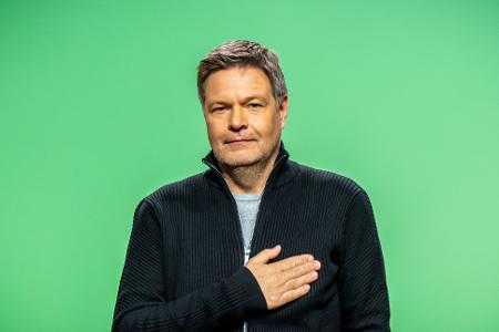 Die Grünen haben Robert Habeck im November zu ihrem Kanzlerkandidaten gemacht. Bei ihrem Programmparteitag in Berlin gibt es - verglichen mit den frühen Jahren der Partei - wenige kontroverse Debatten.