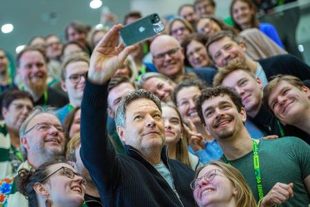 Auf dem Parteitag findet Robert Habeck, Bundesminister für Wirtschaft und Klimaschutz und Kanzlerkandidat der Grünen, Zeit für ein Selfie mit Delegierten aus seinem Heimatverband Schleswig-Holstein.