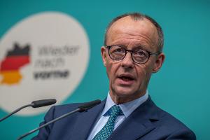 Unionskanzlerkandidat Merz will mit Bundestagsanträgen eine härtere Migrationspolitik erreichen.