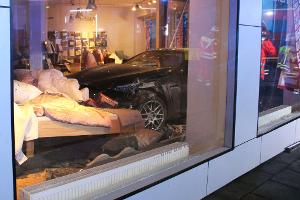 Auto landet bei Unfall im Bettengeschäft