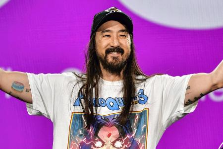 Er wird Vater: DJ Steve Aoki verkündet Babygeschlecht auf der Bühne Er wird Vater: DJ Steve Aoki verkündet Babygeschlecht auf der Bühne