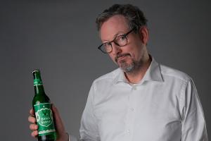 Eckart von Hirschhausen: "Alkohol macht vom ersten Schluck an krank"