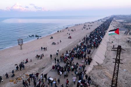 Nach Angaben der islamistischen Hamas kehrten am ersten Tag, an dem Israel den Netzarim-Korridor öffnete, bereits rund 300.000 Menschen in ihre Wohngebiete im Norden des Gazastreifens zurück. 