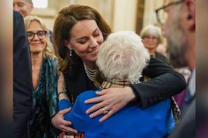 Prinzessin Kate umarmt Holocaust-Überlebende
