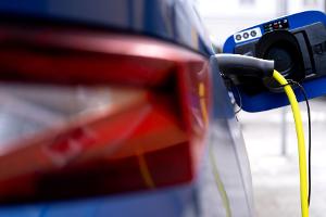 Autohandel erwartet "Rabattschlacht" bei Elektroautos