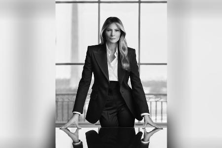 Neues Porträt: Melania Trump inszeniert sich mächtiger denn je Neues Porträt: Melania Trump inszeniert sich mächtiger denn je