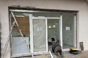 Viel Geschäfte in dem Flutgebiet sind geschlossen, doch an einigen Orten wird hoffnungsvoll für eine Wiedereröffnung renoviert. 