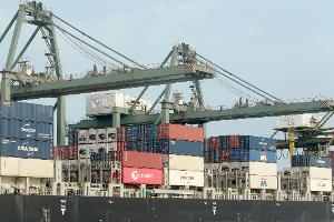 Container werden in Vietnam auf ein Schiff verladen. (Archivbild)