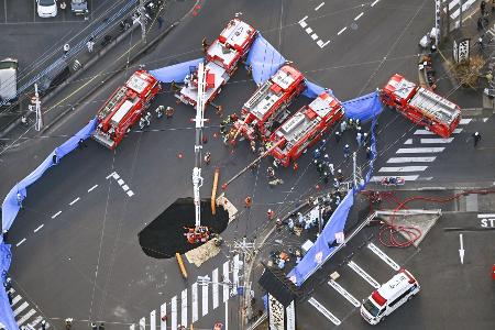 Mitten auf einer Kreuzung brach in Japan die Straße ein.