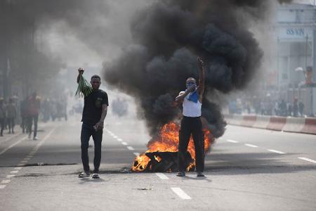 Demonstranten haben mehrere Botschaften angegriffen. Demonstranten haben mehrere Botschaften angegriffen.