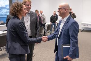 Die EVG-Verhandlungsführer Cosima Ingenschay und Kristian Loroch begrüßen Bahn-Personalvorstand Martin Seiler (rechts) bei der ersten Tarifrunde in Frankfurt.