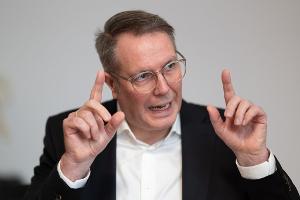 Der rheinland-pfälzische Ministerpräsident Alexander Schweitzer mahnt die Union.s