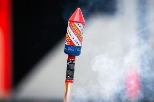 Die brennende Rakete beschädigte in der Wohnung Möbel, verletzt wurde niemand. (Symbolbild)