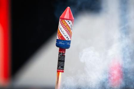 Die brennende Rakete beschädigte in der Wohnung Möbel, verletzt wurde niemand. (Symbolbild) Die brennende Rakete beschädigte in der Wohnung Möbel, verletzt wurde niemand. (Symbolbild)