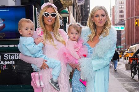 Paris und Nicky Hilton: Seltener Auftritt mit ihren Kindern Paris und Nicky Hilton: Seltener Auftritt mit ihren Kindern
