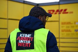 Verdi rührt die Werbetrommel für ihre Forderungen - auch mit neonfarbenen Westen von Warnstreikenden.