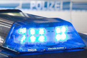 Die Polizei rückt mit großem Aufgebot zu Durchsuchungen in fünf Bundesländern aus. (Symbolbild)