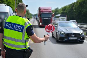 Die Logistikbranche fürchtet im Falle dauerhafter Grenzkontrollen erhebliche Mehrkosten (Archivbild)