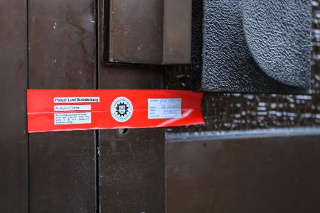 Die Polizei hat den Wohnblock nach dem Brand am Dienstagabend beschlagnahmt und versiegelt. Die Polizei hat den Wohnblock nach dem Brand am Dienstagabend beschlagnahmt und versiegelt.