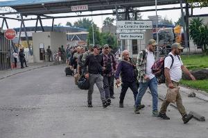 Rumänische Söldner werden am Grenzübergang Gisenyi zwischen Kongo und Ruanda freigelassen.