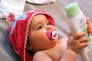 Zarte Babyhaut ohne Paraffine: 19 von 26 getesteten Babypflegecremes bekamen von der "Öko-Test" die Note "sehr gut".