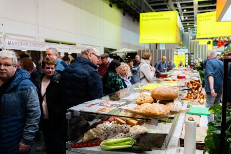Volle Essensstände warten auf die Besucher der Grünen WOche