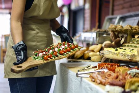Ein Caterer bringt Essen für ein Büffet