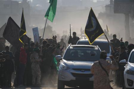 Menschenmenge begrüßt bewaffnete Mitglieder der Terrororganisationen Hamas und Islamischer Dschihad. 