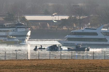 Such- und Bergungskräfte arbeiten auf dem Potomac. Such- und Bergungskräfte arbeiten auf dem Potomac.