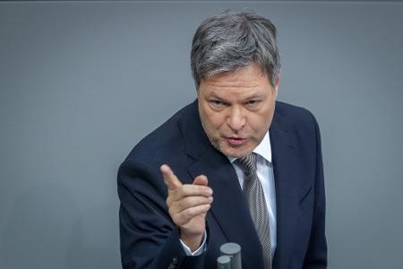Kanzlerkandidat Robert Habeck (Grüne) wirft der Union Wortbruch vor. Kanzlerkandidat Robert Habeck (Grüne) wirft der Union Wortbruch vor.