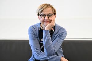 "Wenn jemand akut suizidal ist, ist das Erste, was man tun muss, Zeit zu gewinnen." - Ute Lewitzka, Deutschlands erste Professorin für Suizidologie und Suizidprävention wurde zum 1. November 2024 an die Frankfurter Goethe-Universität berufen.