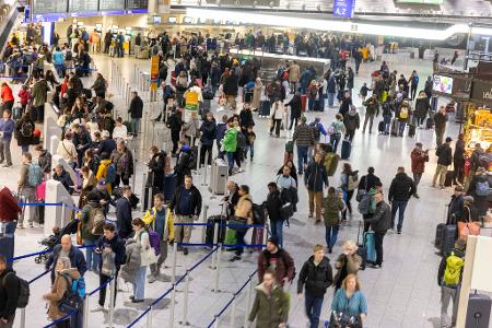 Passagiere am Flughafen Frankfurt. (Symbolbild)
