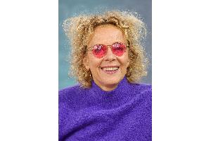 Schauspielerin Katja Riemann im vergangenen Jahr mit rosaroter Brille auf der Leipziger Buchmesse. Bei allgemeiner Krisenstimmung liegen bunte und optimistische Farben in diesem Jahr laut Augenoptik-Industrie besonders im Trend. (Archivbild)