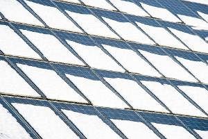 Im Winter wird wetterbedingt weniger Sonnenstrom produziert. Batteriespeicher können helfen, die natürlichen Schwankungen auszugleichen. (Illustration)