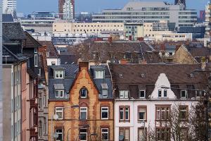 Nach einem Einbruch im Vorjahr sind die Immobilien-Investitionen im vergangenen Jahr nach Hochrechnungen des Branchenverbands IVD wieder gestiegen. (Symbolbild)