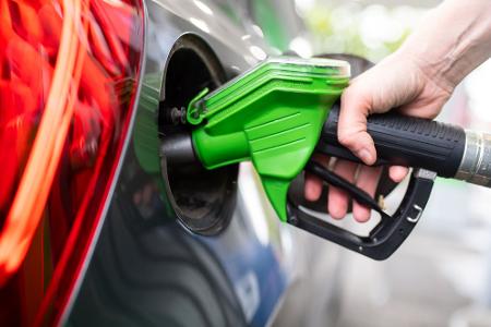 Fast umsonst konnten Autofahrer ihre Fahrzeuge an einer Tankstelle im Allgäu betanken. (Symbolbild) Fast umsonst konnten Autofahrer ihre Fahrzeuge an einer Tankstelle im Allgäu betanken. (Symbolbild)