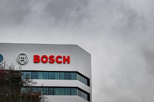 Graue Wolken über der Bosch-Zentrale: Der Gewinn des Konzerns ist um ein Drittel eingebrochen. (Archivbild)
