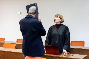 Anwältin Julia Weinmann gab zu Prozessbeginn eine Erklärung für ihren Mandanten ab. 