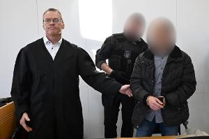 Der wegen Mordes an der neunjährigen Valeriia verurteilte 37-Jährige (r) wird im Landgericht Chemnitz neben seinem Verteidiger Jörg Neuber (l) vorgeführt. (Archivbild)