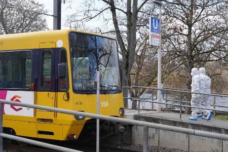 Ein Zwölfjähriger ist bei einem Unfall mit einer Straßenbahn tödlich verletzt worden.