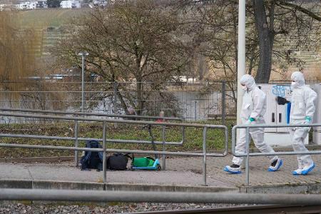 Gepäck und ein Roller stehen noch an der Haltestelle.