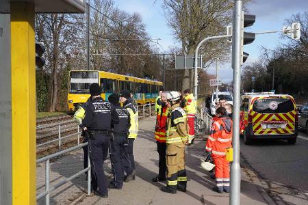Auch für die Kräfte von Polizei und Feuerwehr ist das ein schwieriger Einsatz.