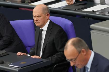Einen so heftigen Schlagabtausch haben sich Kanzler und Oppositionsführer bisher nur selten im Bundestag geliefert.