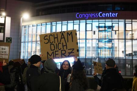 Merz wird in Erfurt mit Protest begrüßt.